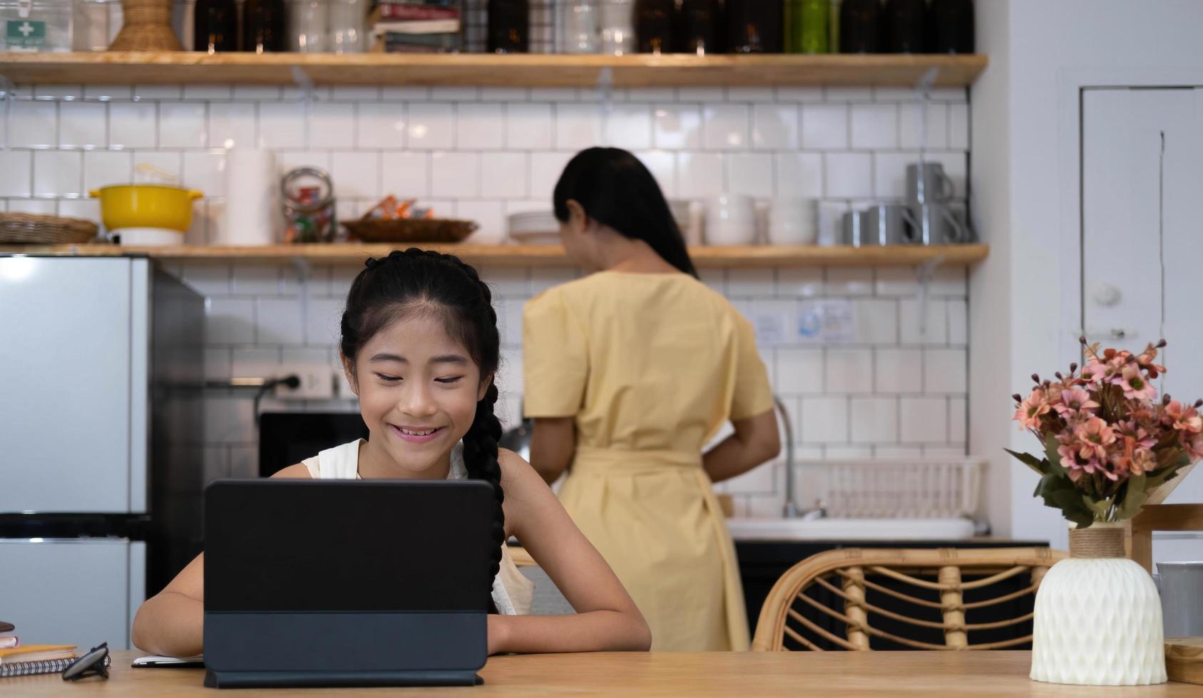 estudiante asiática clase de aprendizaje en línea estudio en línea videollamada profesora de zoom, niña feliz aprende inglés en línea con una computadora portátil en casa.nueva normalidad.covid-19 coronavirus.distanciamiento social.quédate en casa foto