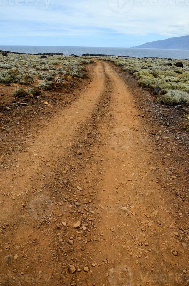 camino pedregoso en el desierto volcánico foto