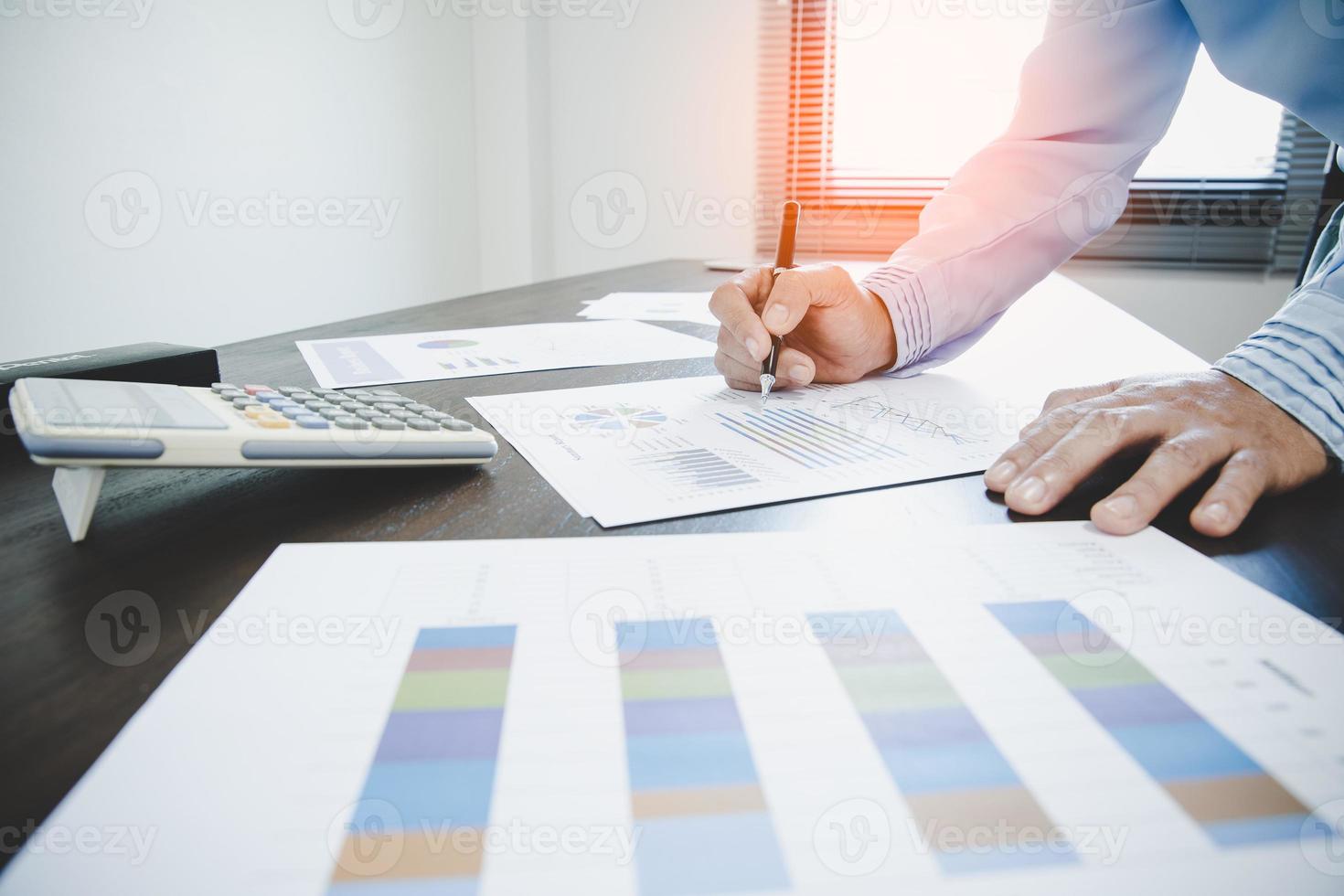 mujer de negocios mirando gráficos foto