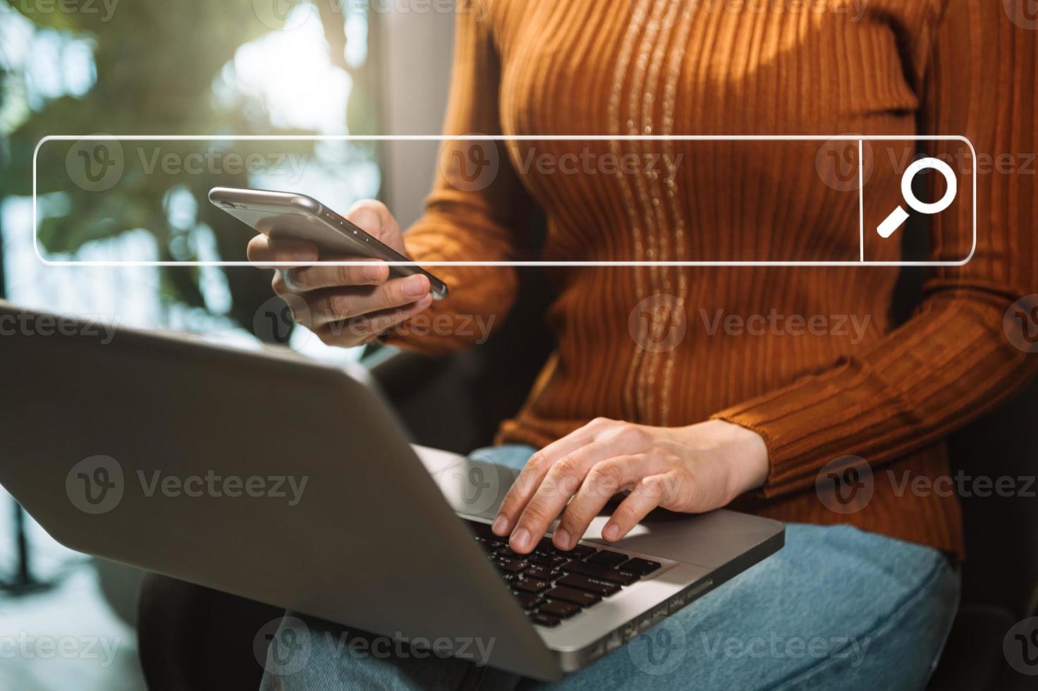 búsqueda de información de datos de Internet con barra de búsqueda en blanco. negocios que trabajan con teléfonos inteligentes, tabletas y computadoras portátiles en la oficina. concepto de red foto