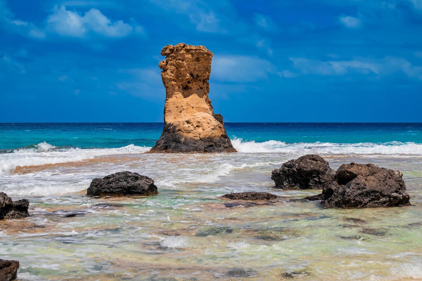 fondo de pantalla de piedra grande y alta en el mar foto