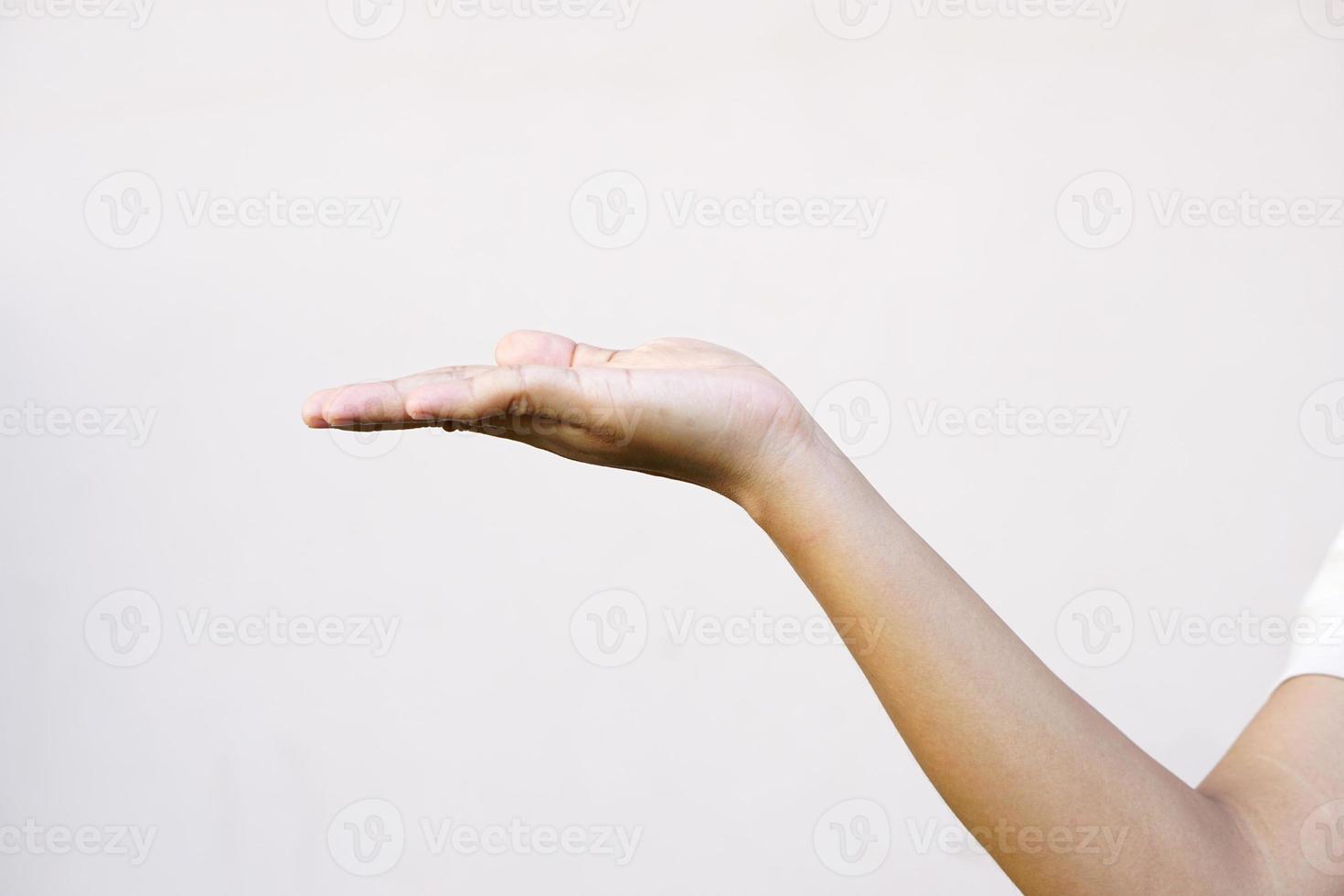 mujer extendiendo su mano al frente foto