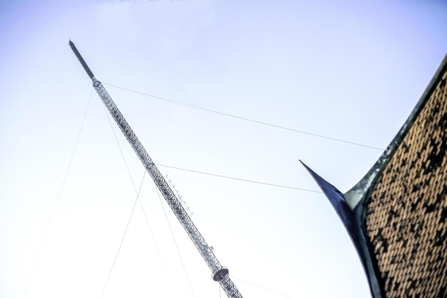 torre de señales y el techo de una antigua casa tailandesa foto