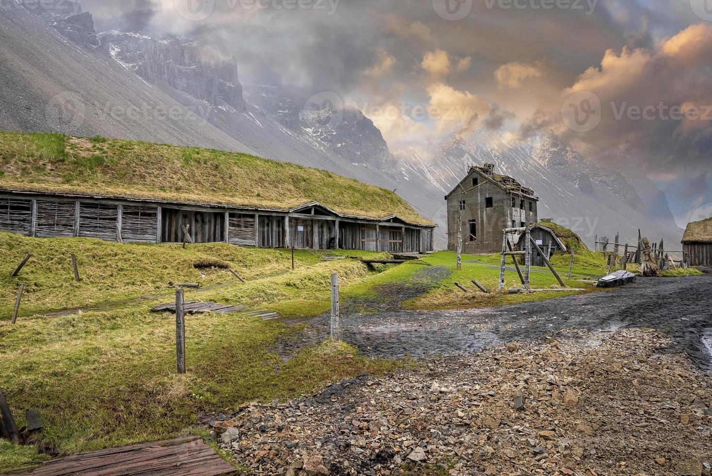 casas tradicionales en el campo de hierba en el pueblo vikingo contra el cielo al atardecer foto