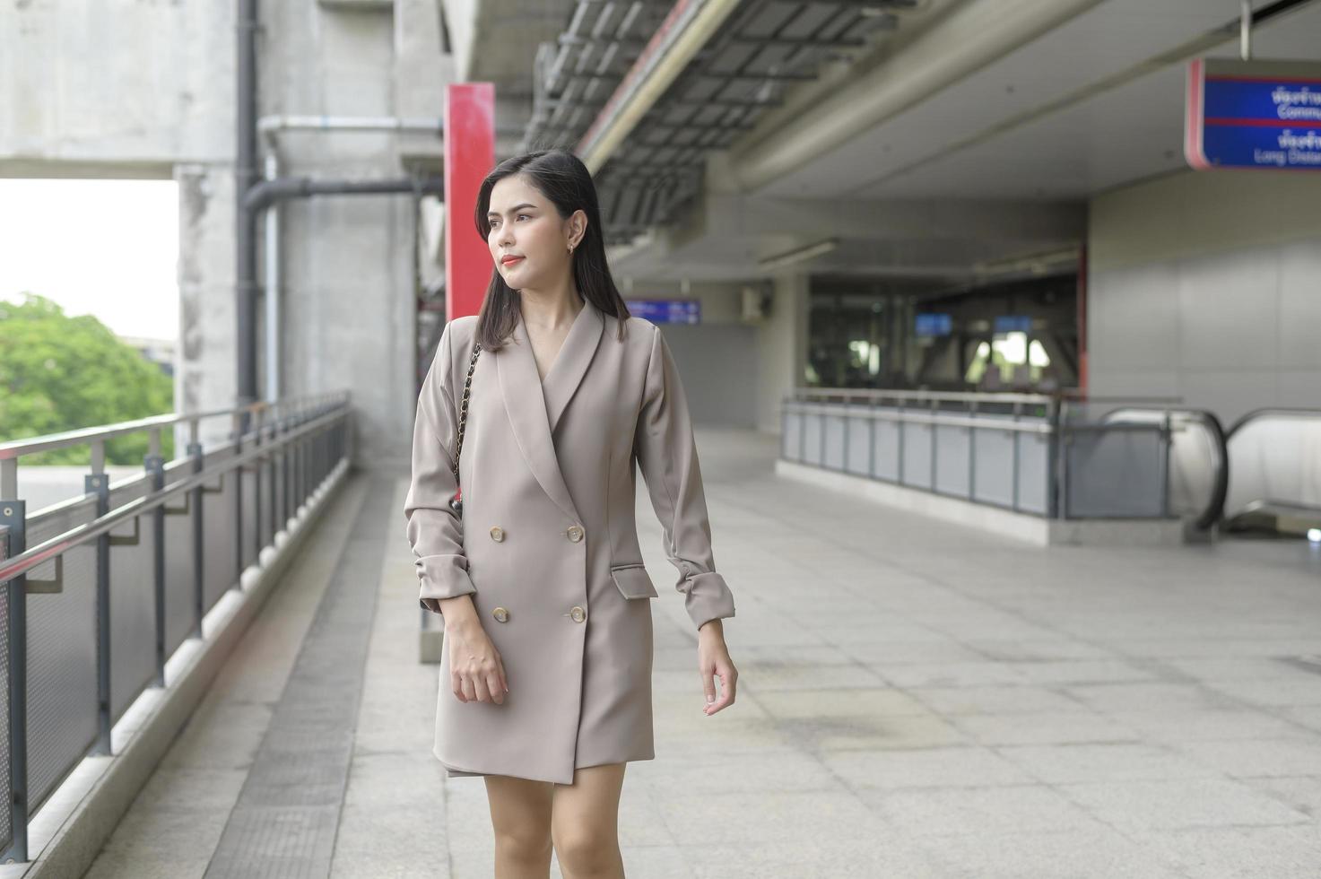 un retrato de una hermosa mujer de negocios sonriente en una ciudad moderna, concepto de estilo de vida de la gente foto