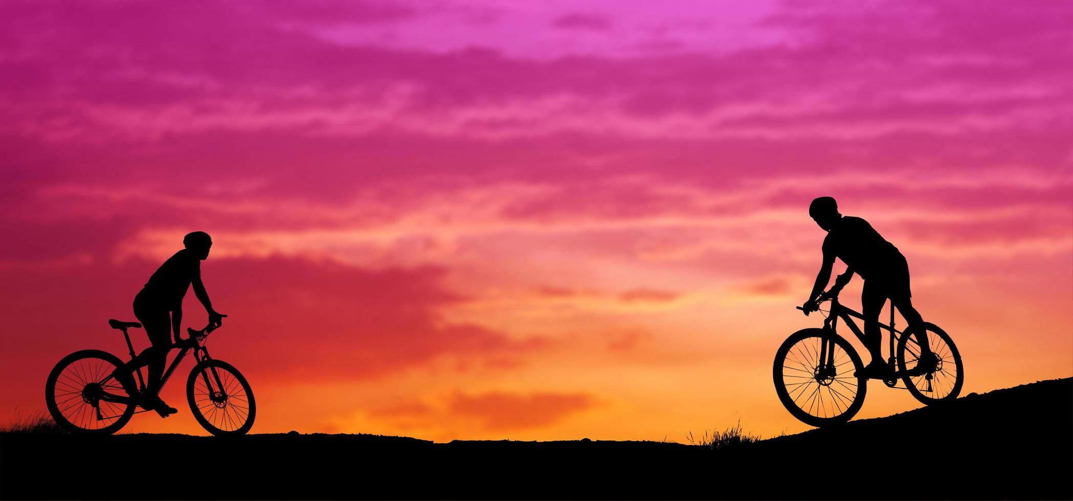 silueta de un ciclista de montaña disfrutando cuesta abajo durante la puesta de sol. concepto de bicicleta de montaña. carrera de bicicleta de montaña - ciclista de silueta en el fondo. foto