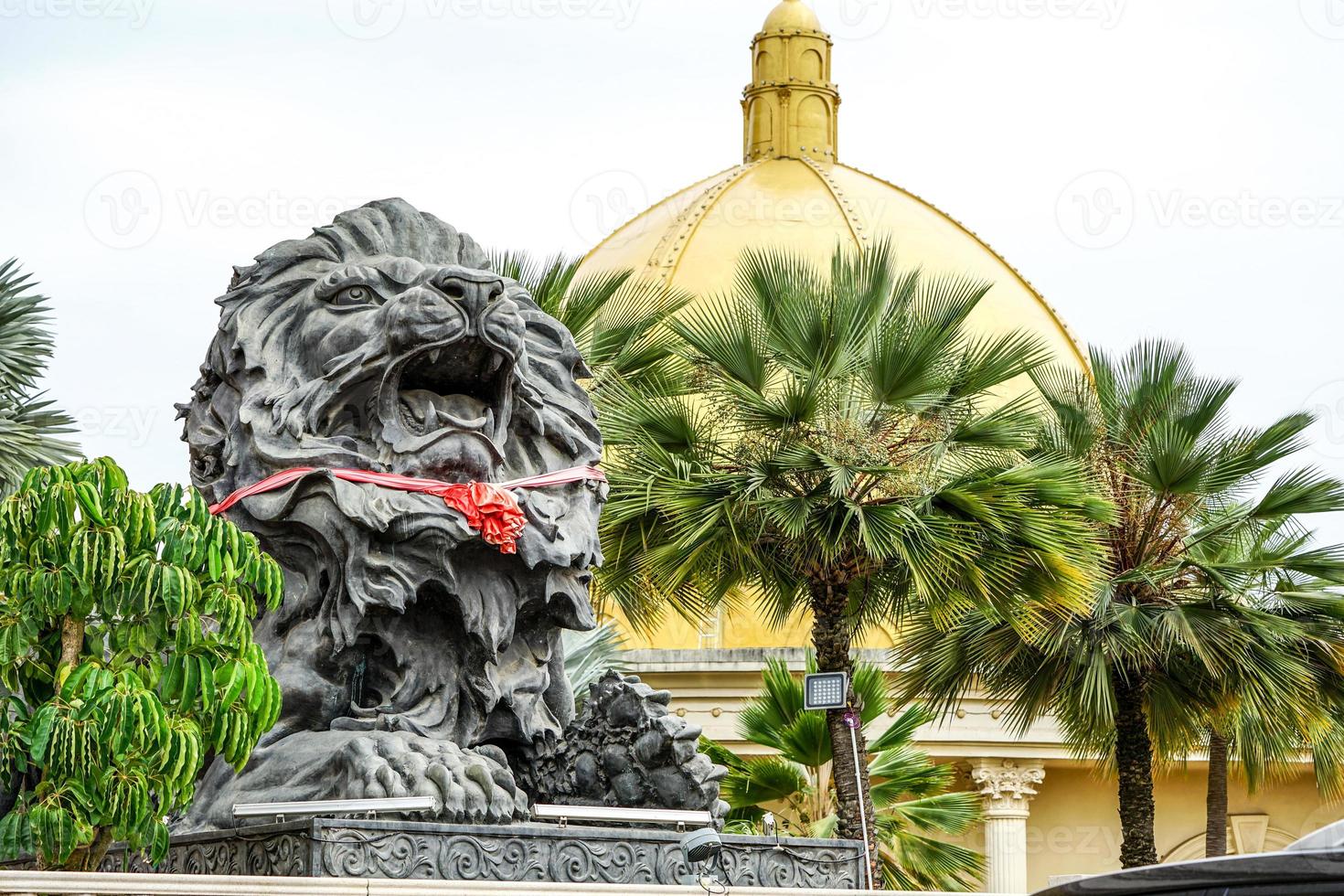 gran estatua de león negro frente al edificio. foto