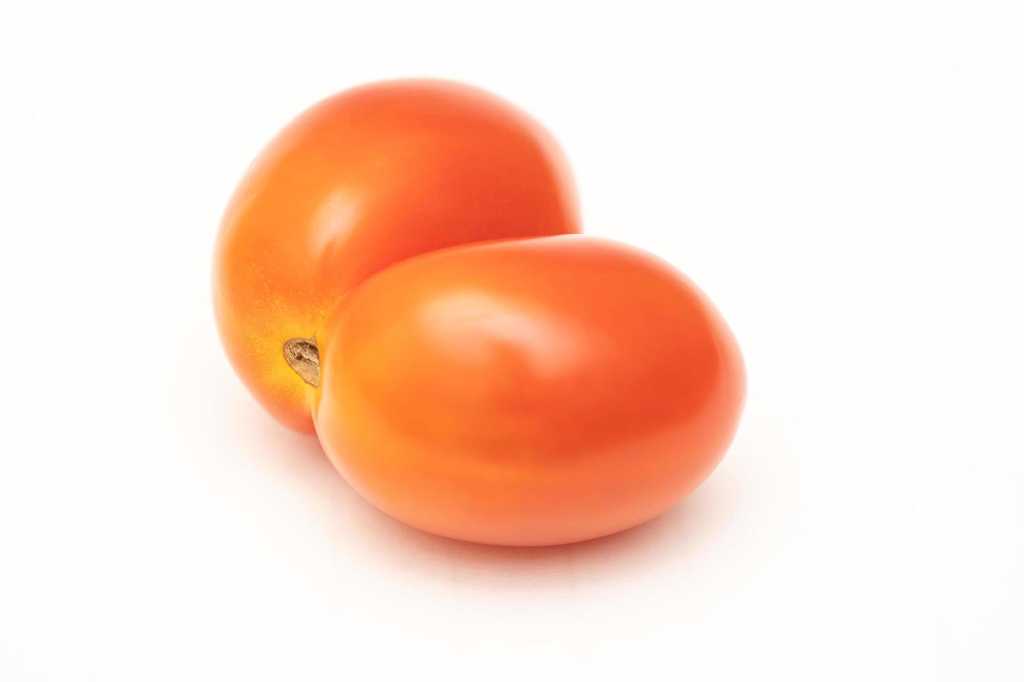 Gemelos de tomate aislado sobre fondo blanco. foto