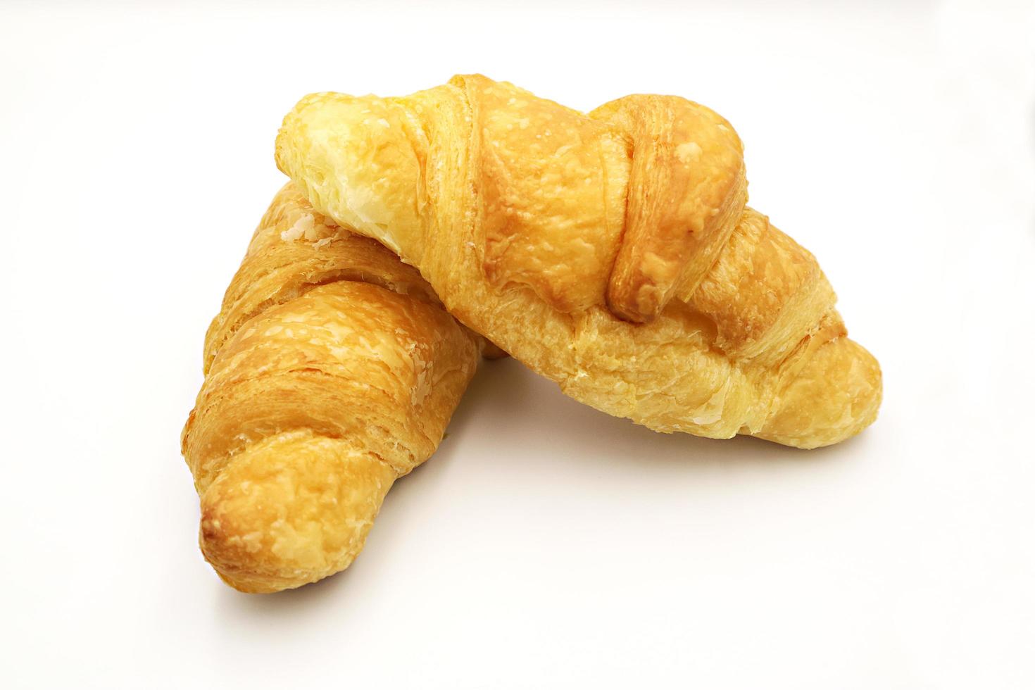 croissant de pan fresco aislado sobre fondo blanco. foto