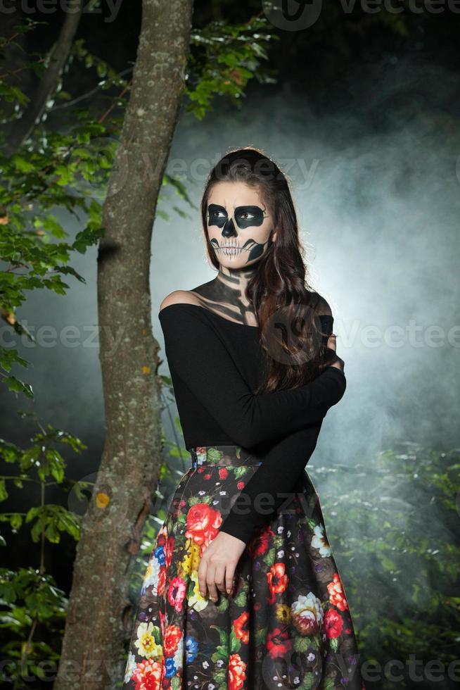 retrato de mujer vampiro de halloween sobre fondo de noche de miedo. diseño  de arte de moda de maquillaje de vampiro. chica modelo disfrazada de  halloween y maquillada. 9269937 Foto de stock