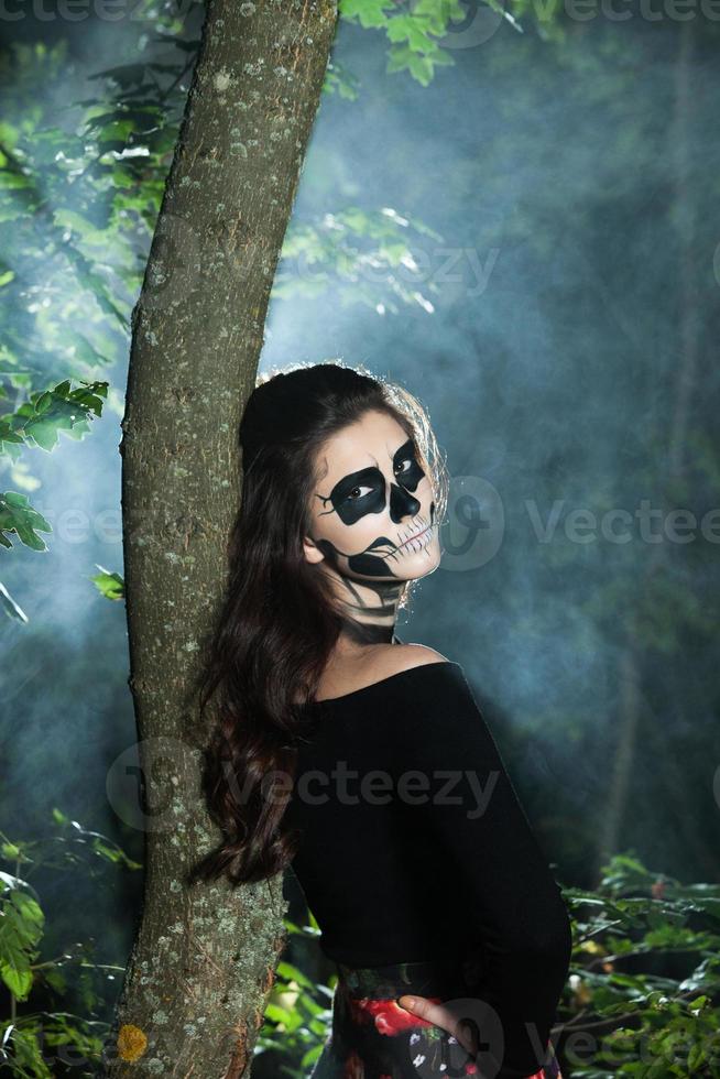 retrato de mujer vampiro de halloween sobre fondo de noche de miedo. diseño  de arte de moda de maquillaje de vampiro. chica modelo disfrazada de  halloween y maquillada. 9269941 Foto de stock