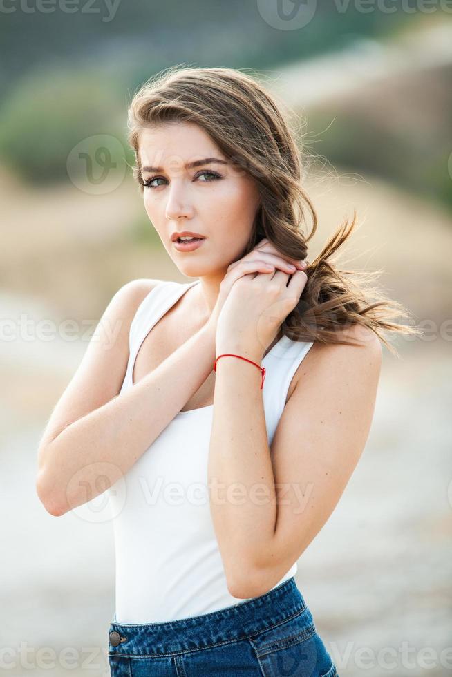 hermosa mujer bebe té al aire libre. mujer hipster relajándose en la naturaleza foto