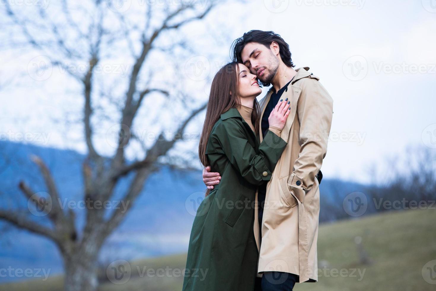 hermoso retrato sensual de una joven pareja elegante enamorada. imagen de una adorable pareja morena enamorada. familia feliz. foto