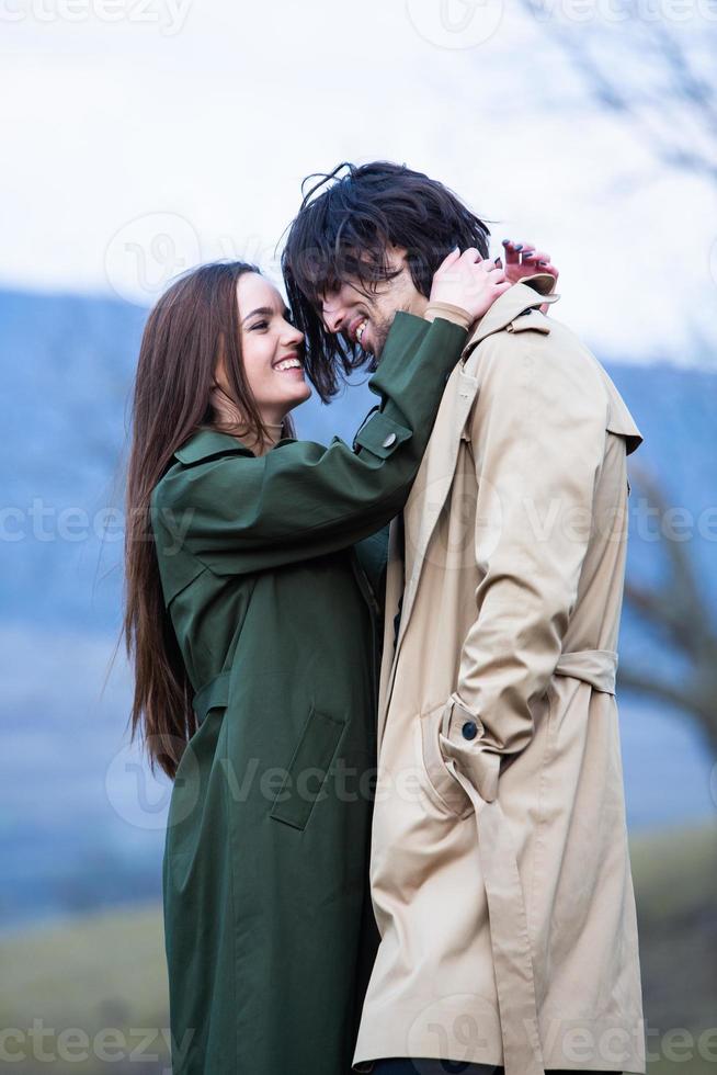 hermoso retrato sensual de una joven pareja elegante enamorada. imagen de una adorable pareja morena enamorada. familia feliz. foto