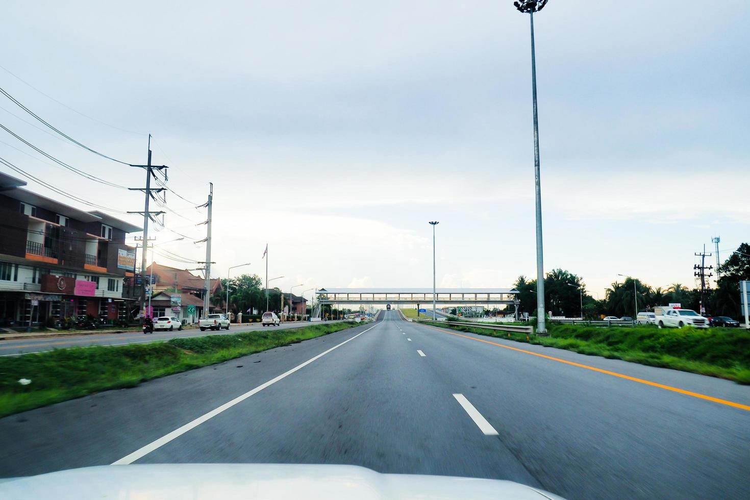 vista de la carretera nro. 4 en el sur de tailandia a la vista de un coche a toda velocidad. concepto de viaje foto