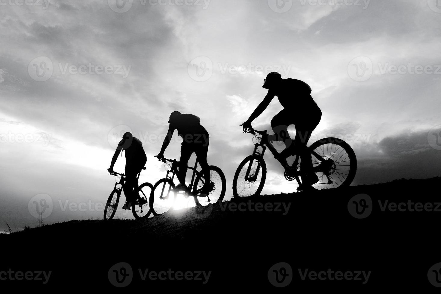 hombre montando en bicicleta de montaña ideas de aventura y viaje foto