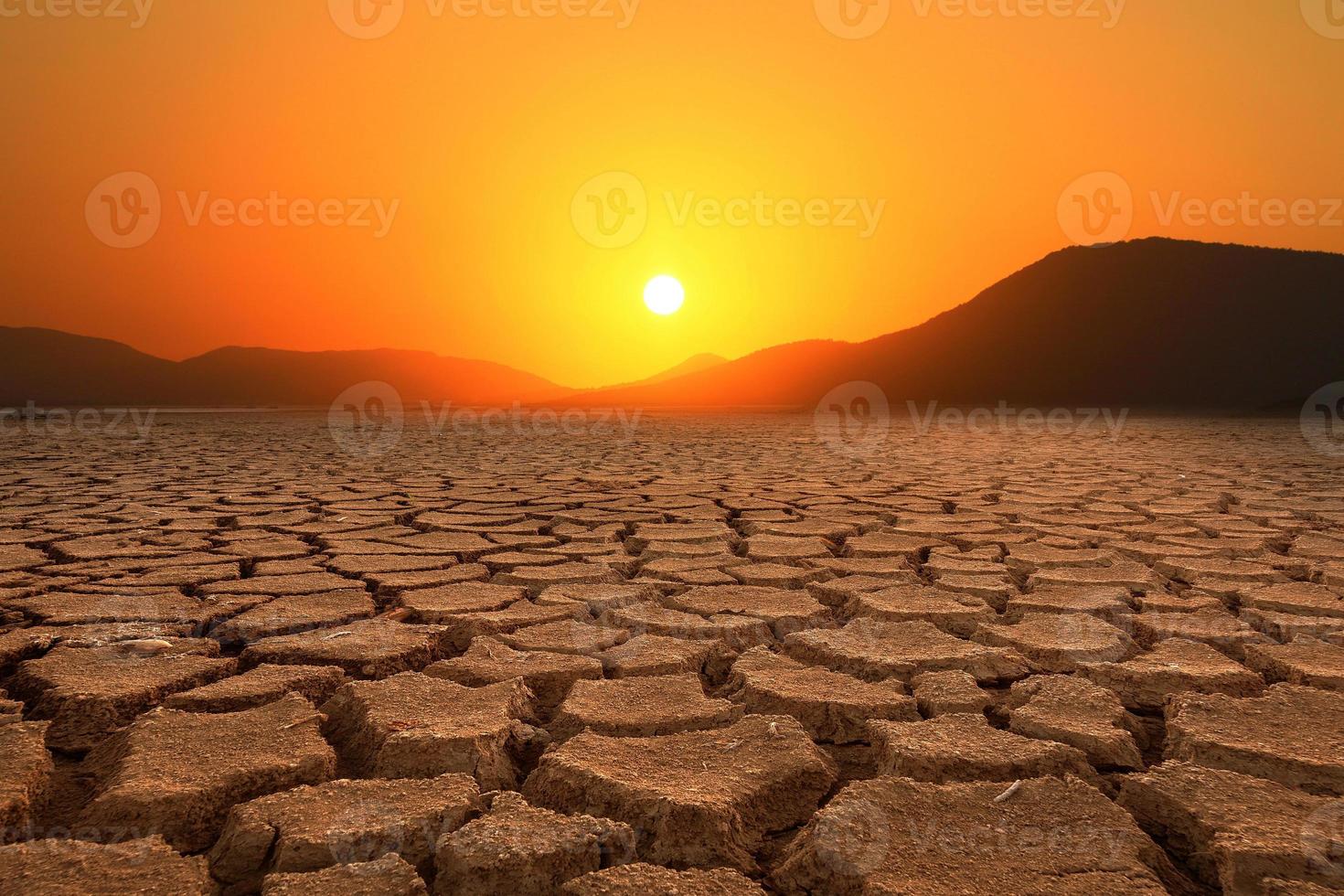 el calentamiento global, la sequía, la falta de lluvia, la falta de estacionalidad, la tierra está agrietada. concepto de cambio ambiental y calentamiento global foto