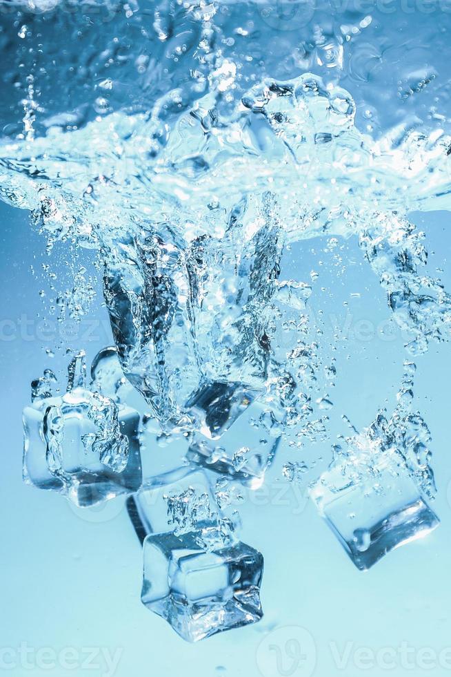 imagen de fondo abstracto de cubos de hielo en agua azul. foto