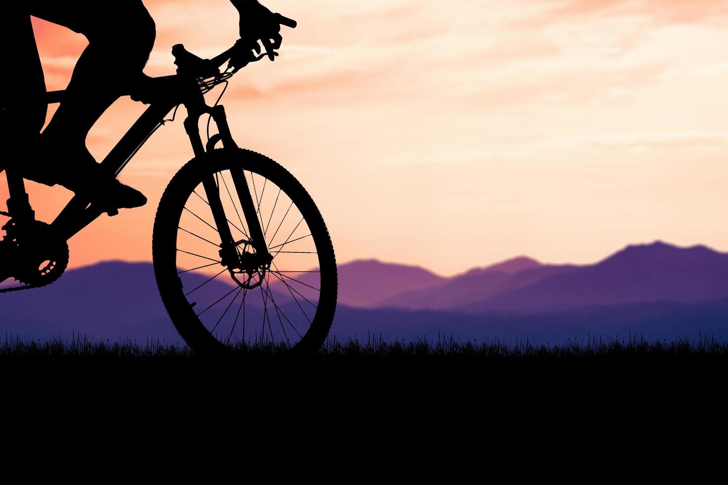 siluetas de bicicletas de montaña y ciclistas por la noche felizmente. concepto de viaje y fitness. silueta de ciclistas recorriendo el concepto de cicloturismo vespertino foto