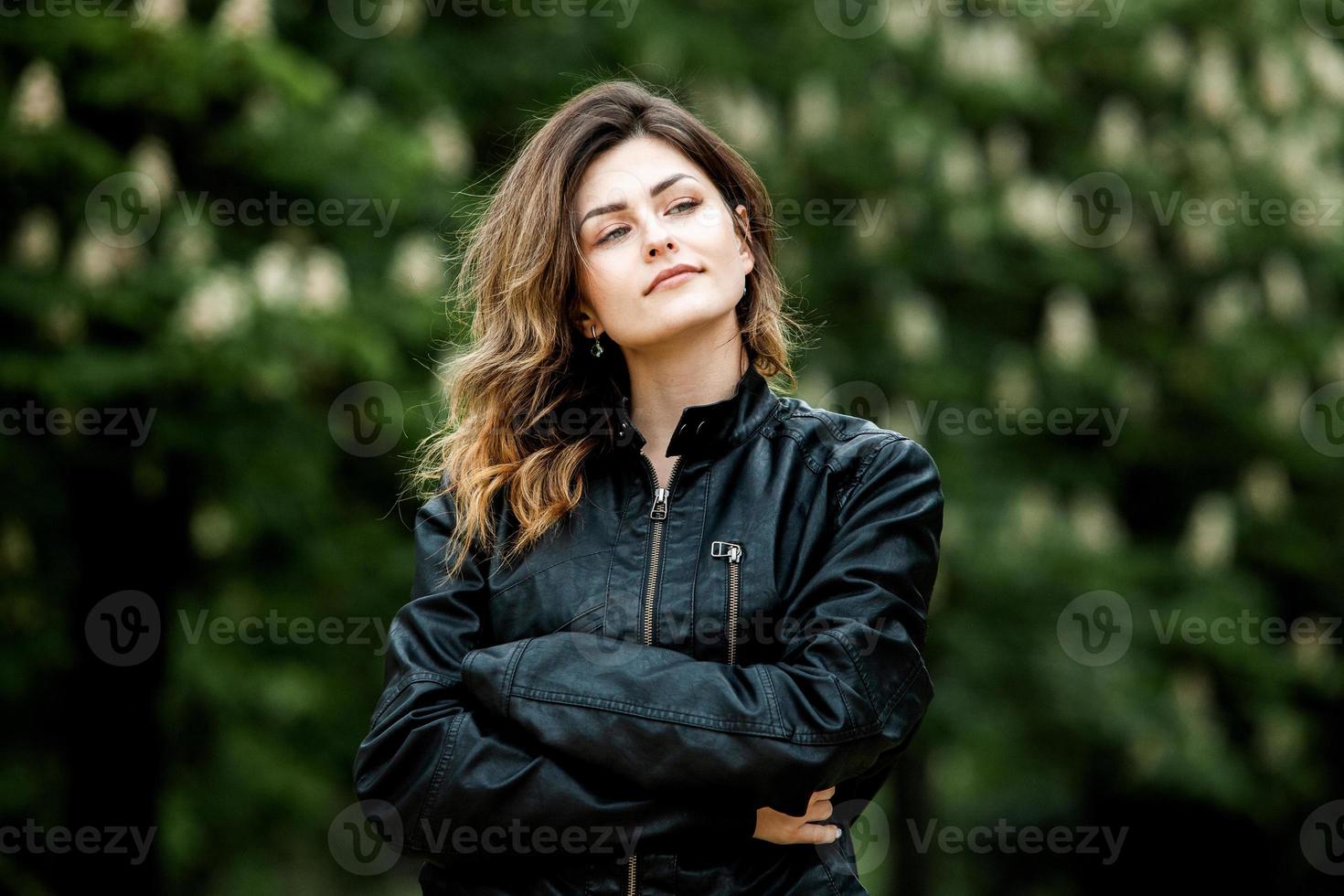 retrato de mujer con un cabello moviéndose en el viento. retrato de joven hermosa chica morena rusa en el parque verde de verano. mujer blanca europea vestida. foto