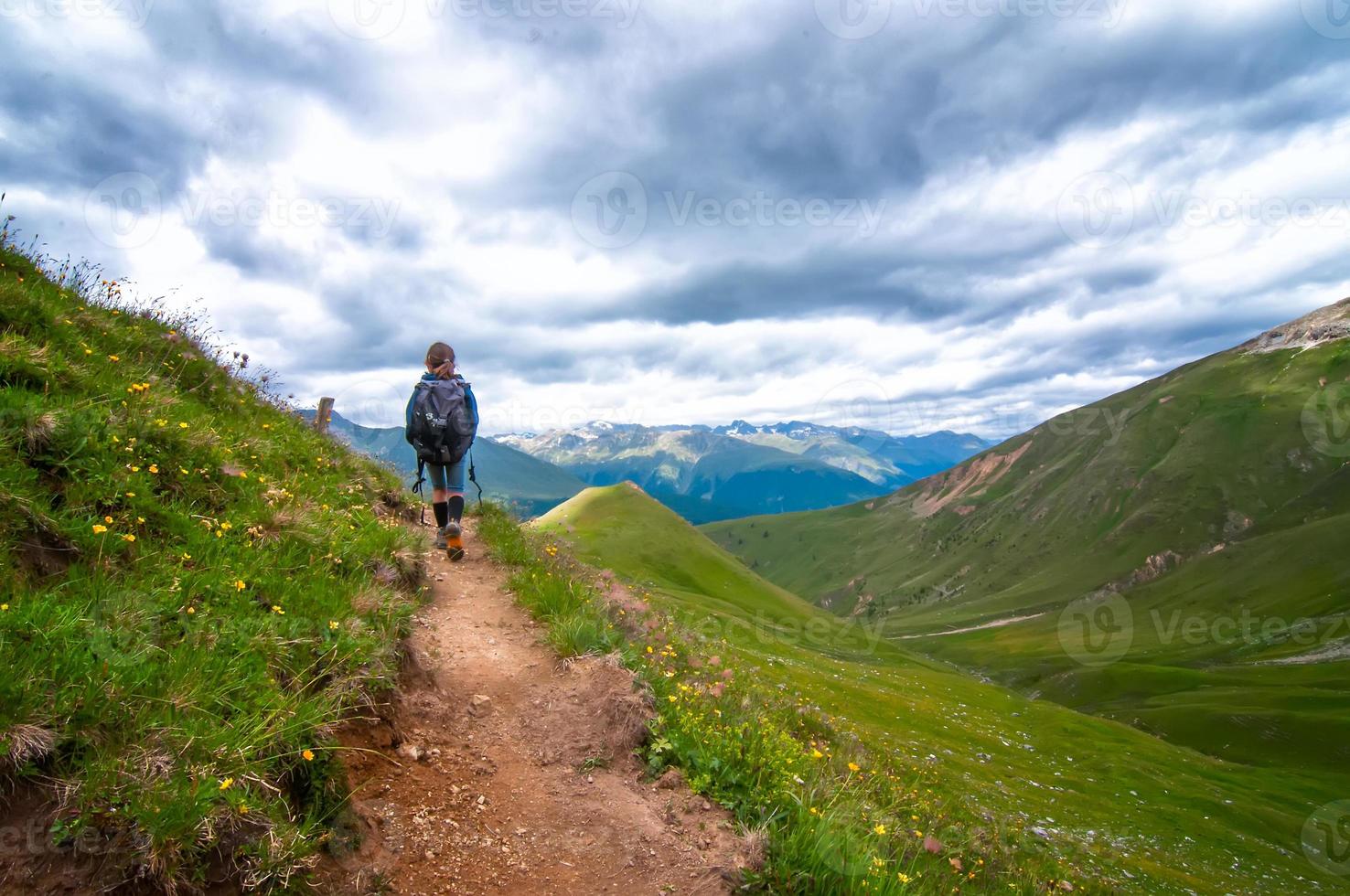 trekking en las montañas de una niña foto