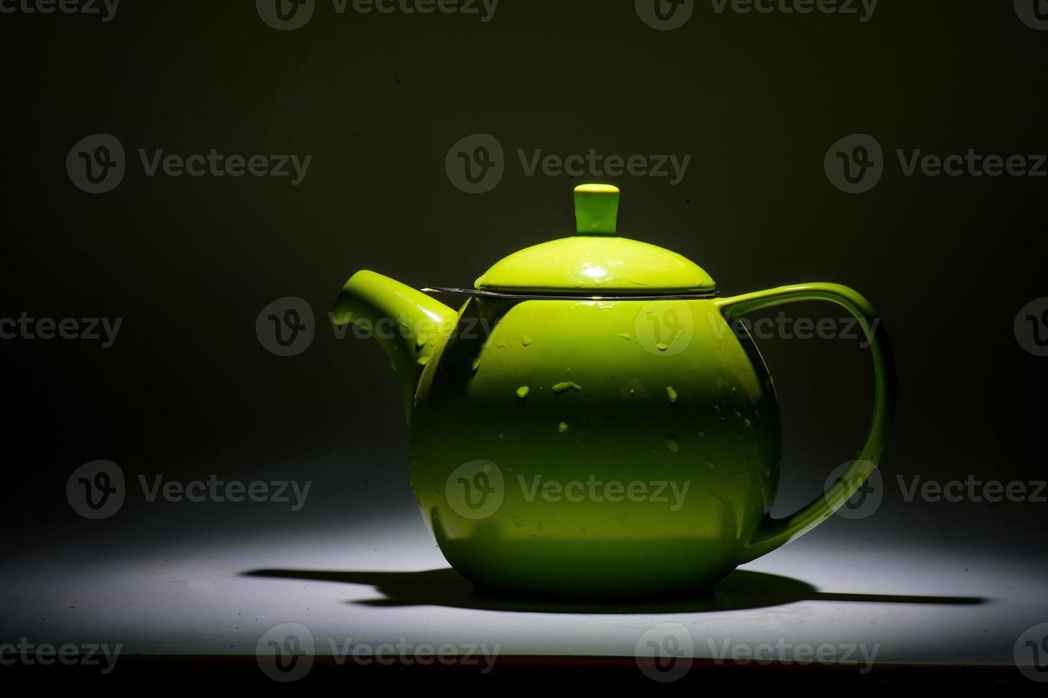 taza de té de hierbas sobre un fondo negro foto
