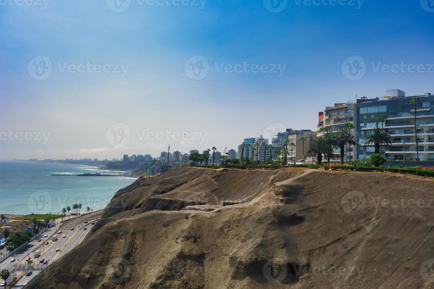 una franja de tierra desértica entre la ciudad de lima y la pacífica cosa oceánica foto