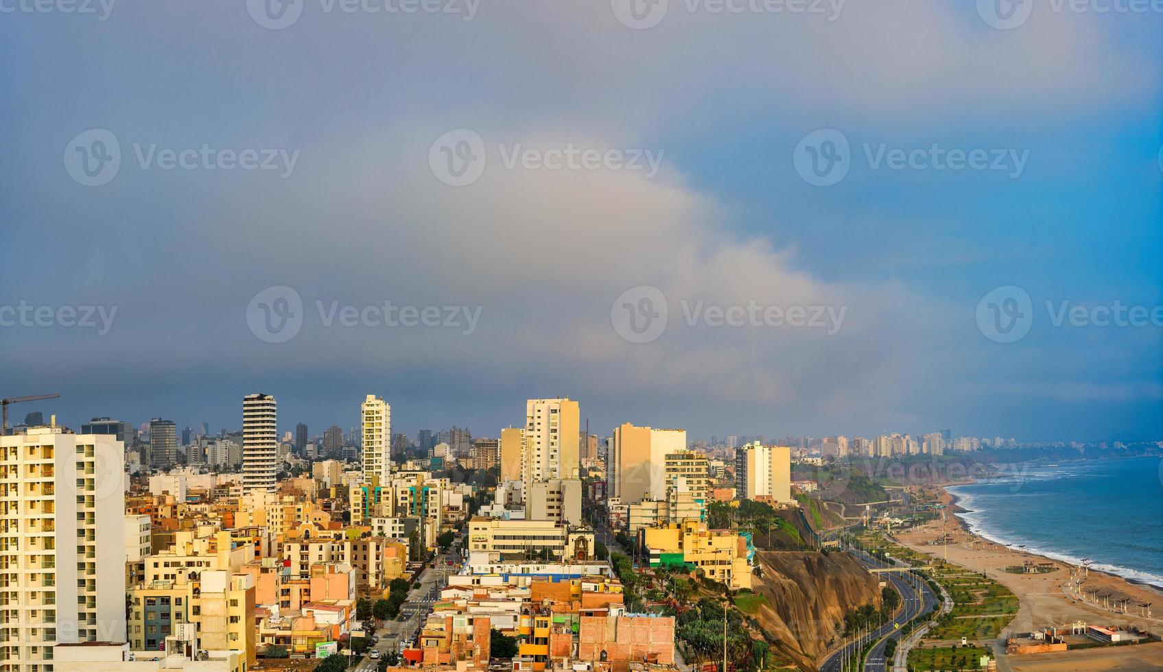 costa de lima en perú en el océano pacífico foto