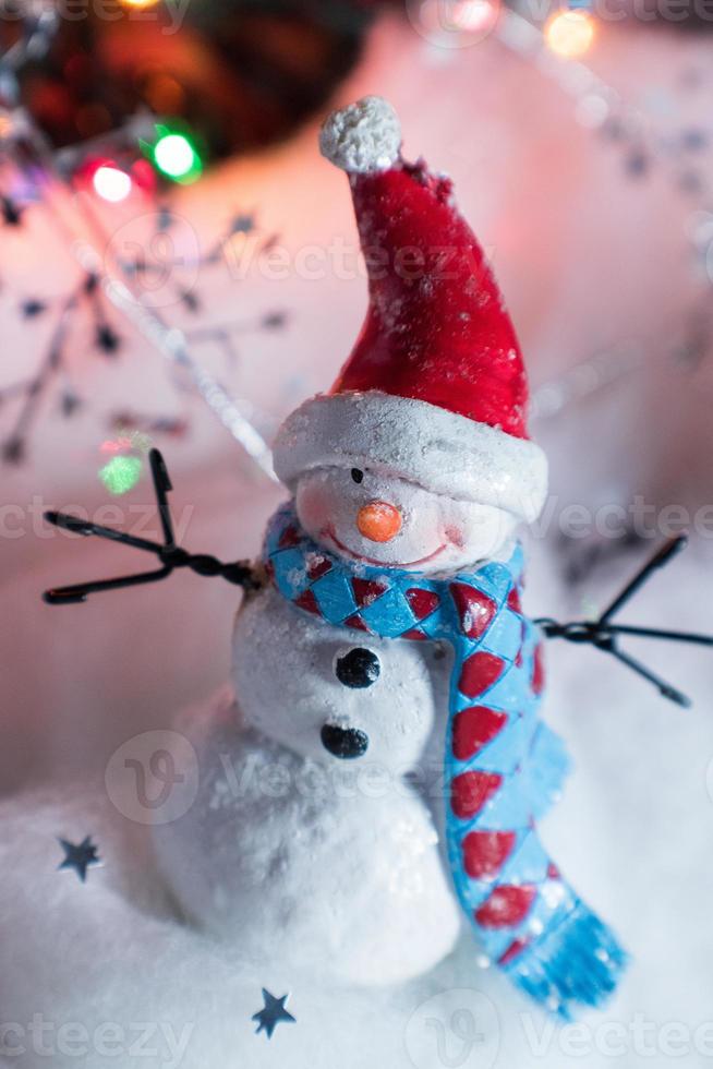 adornos navideños de muñecos de nieve en luces navideñas festivas foto