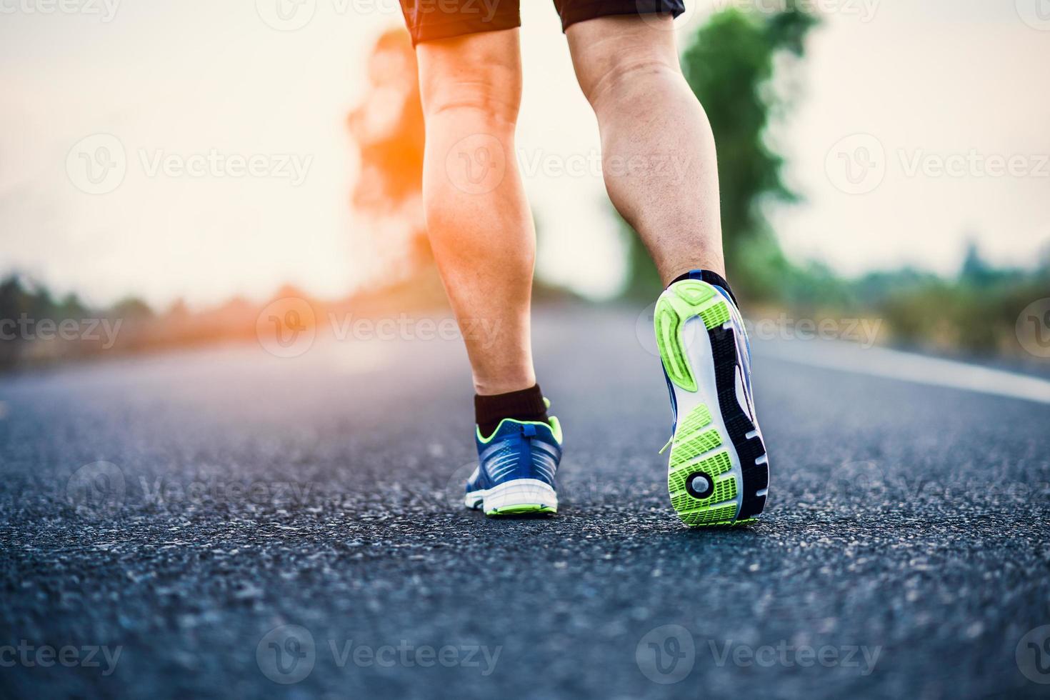 atleta corriendo pies deportivos en el sendero estilo de vida saludable fitness foto