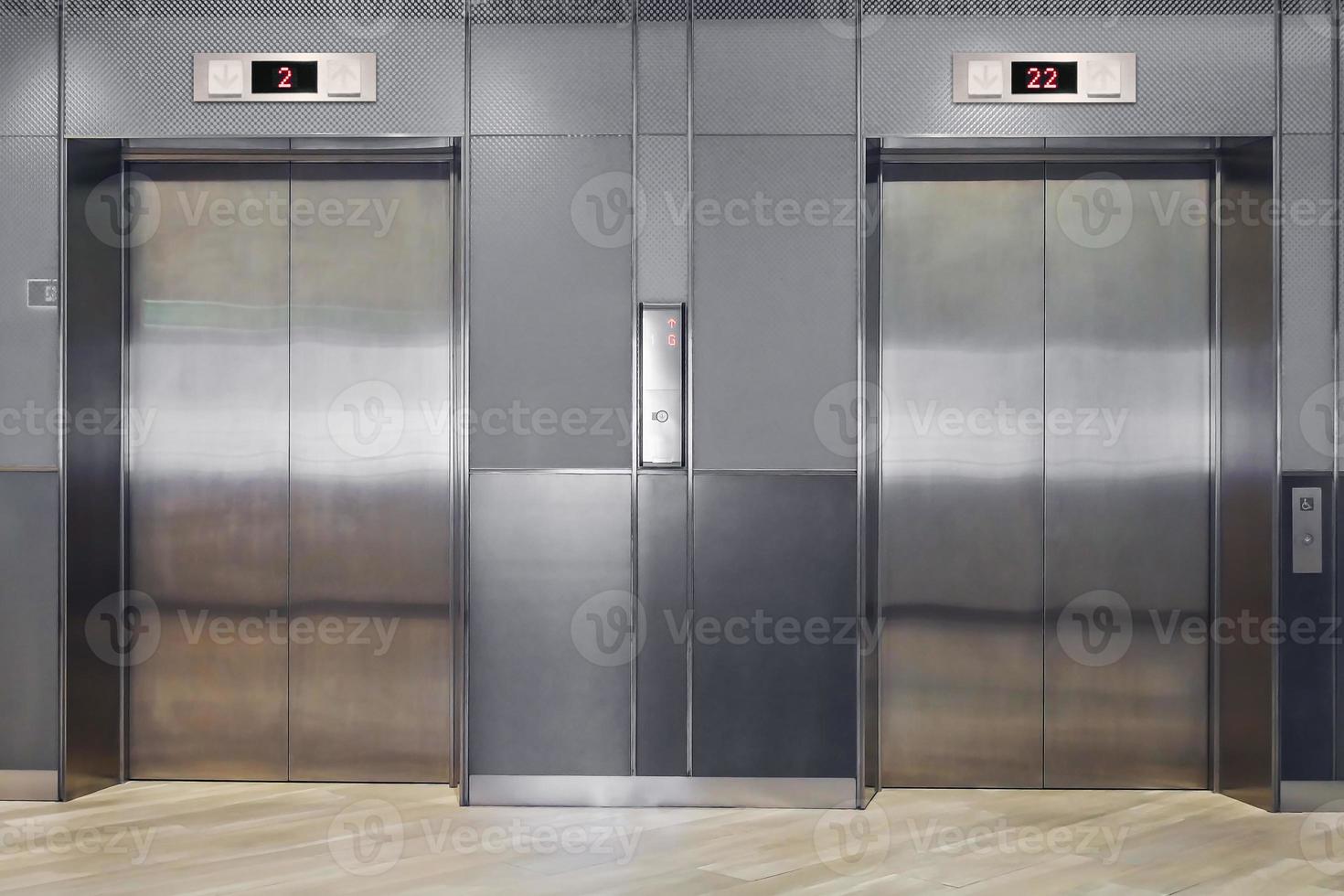 ascensor moderno con puertas cerradas en el vestíbulo foto