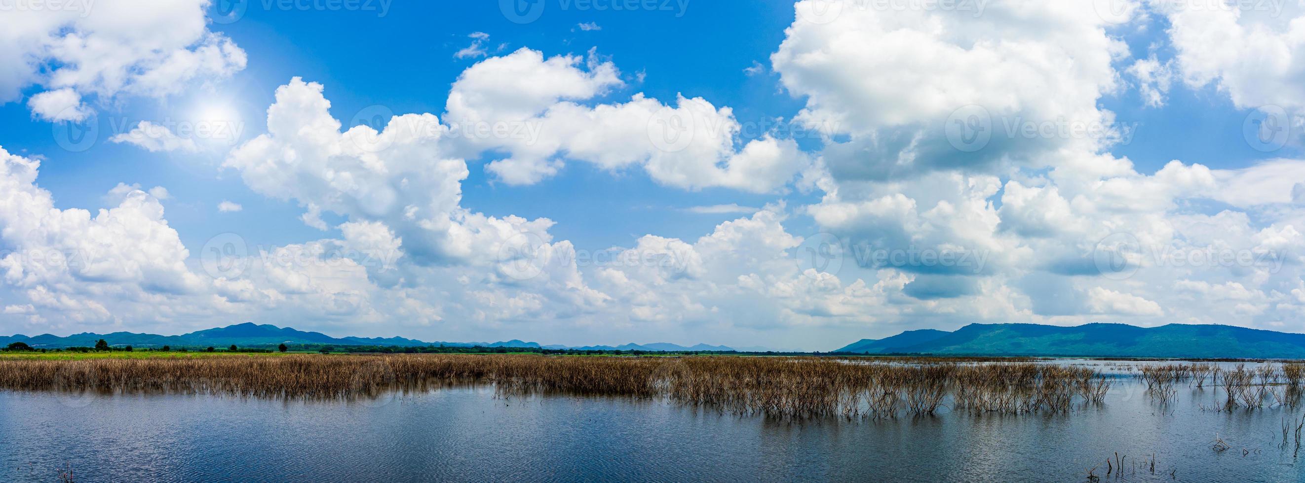 vista panorámica de la hermosa presa y las montañas con fondo natural de cielo azul. foto