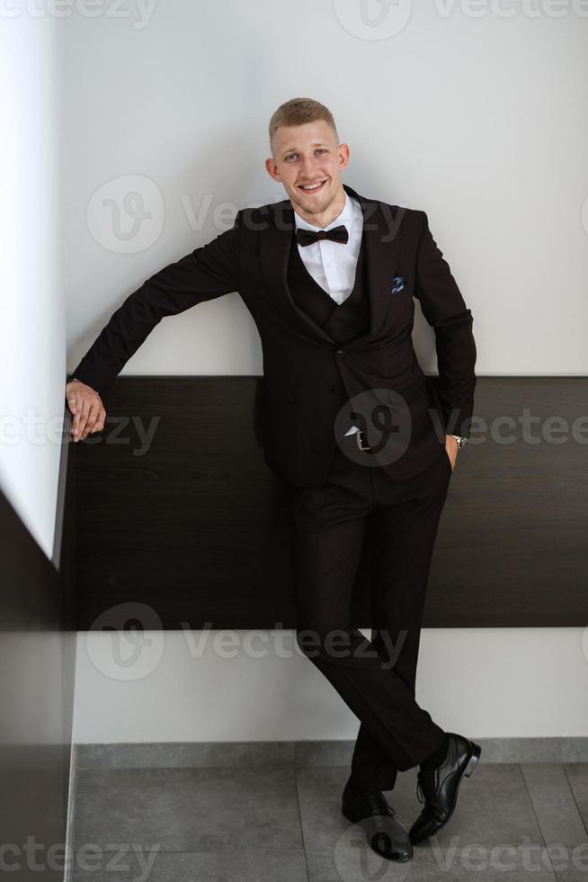 retrato del novio con un traje marrón de tres piezas foto