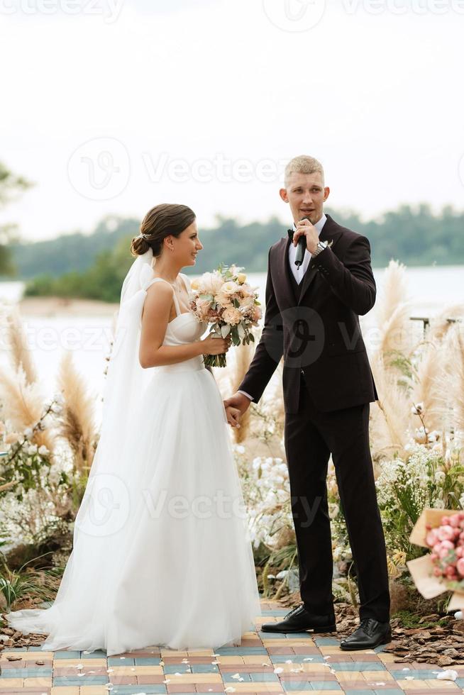 ceremonia de boda en un muelle alto cerca del río foto