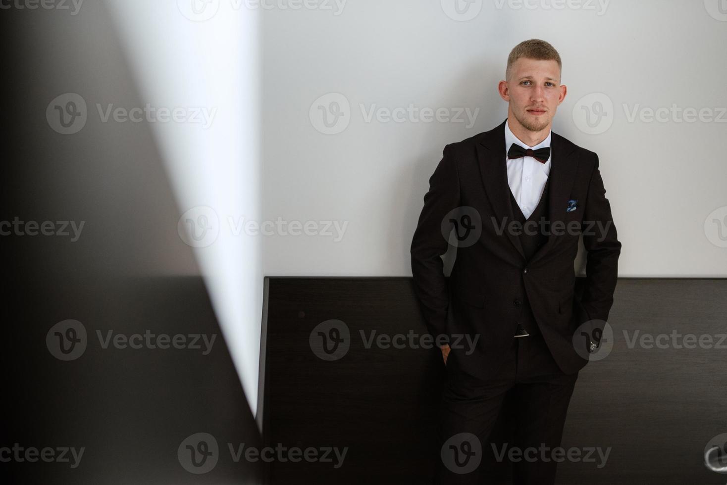 retrato del novio con un traje marrón de tres piezas foto