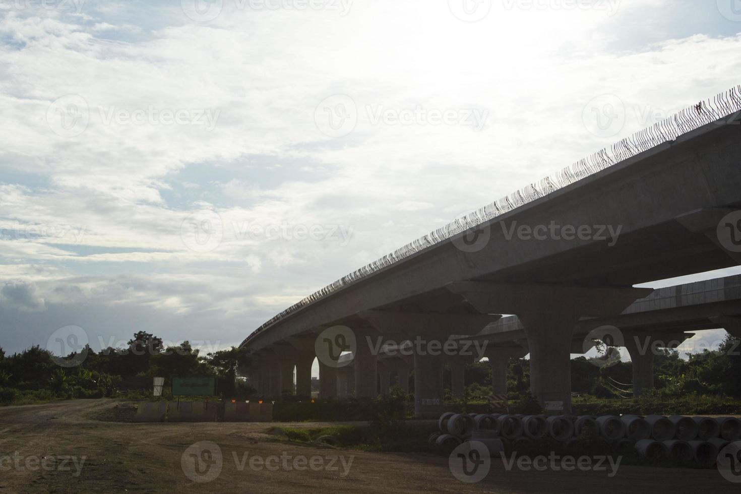 construcción y vaciado de columnas de hormigón para soportar el peso del puente de la autopista - en construcción para soportar la estructura del puente controlada por ingenieros civiles para reducir los viajes foto