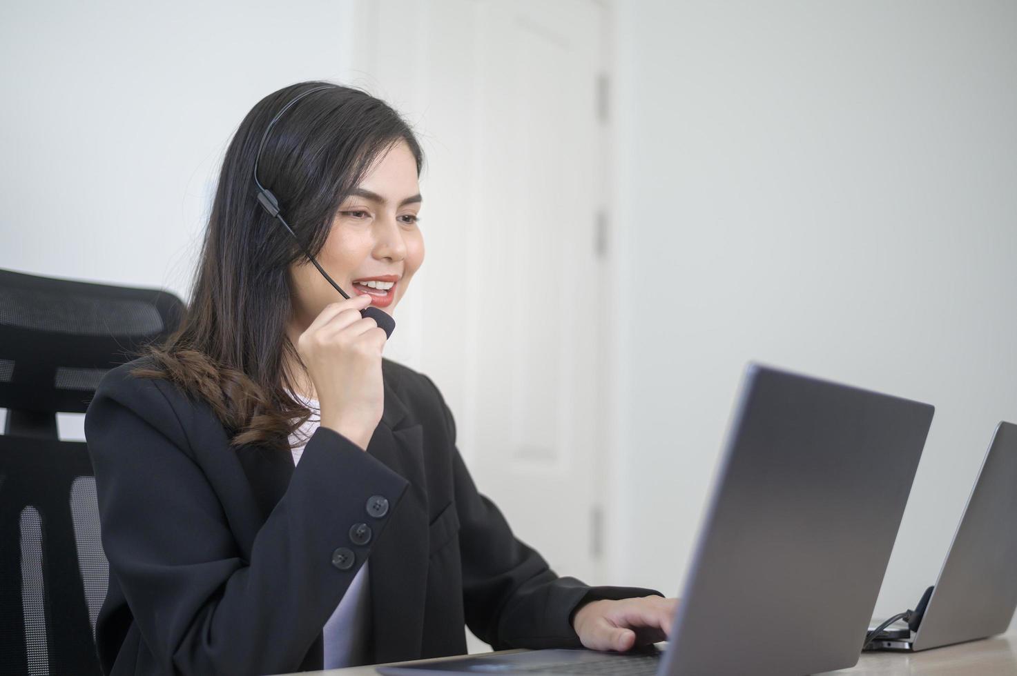 agente de centro de llamadas con auriculares que consultan a clientes en línea, servicio al cliente y concepto de operador de atención al cliente foto