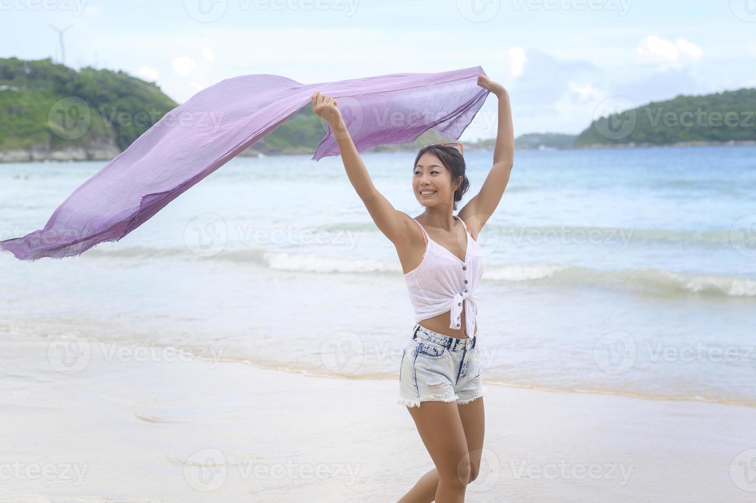 joven hermosa mujer disfrutando y relajándose en la playa, verano, vacaciones, vacaciones, concepto de estilos de vida. foto