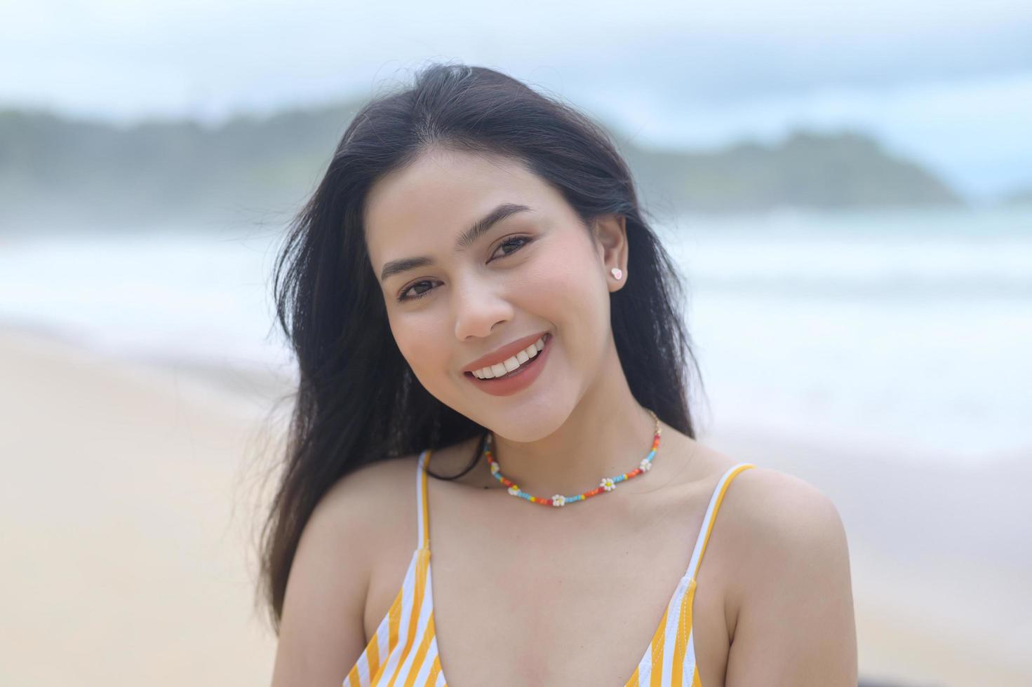 joven hermosa mujer en bikini disfrutando y relajándose en la playa, verano, vacaciones, vacaciones, concepto de estilos de vida. foto