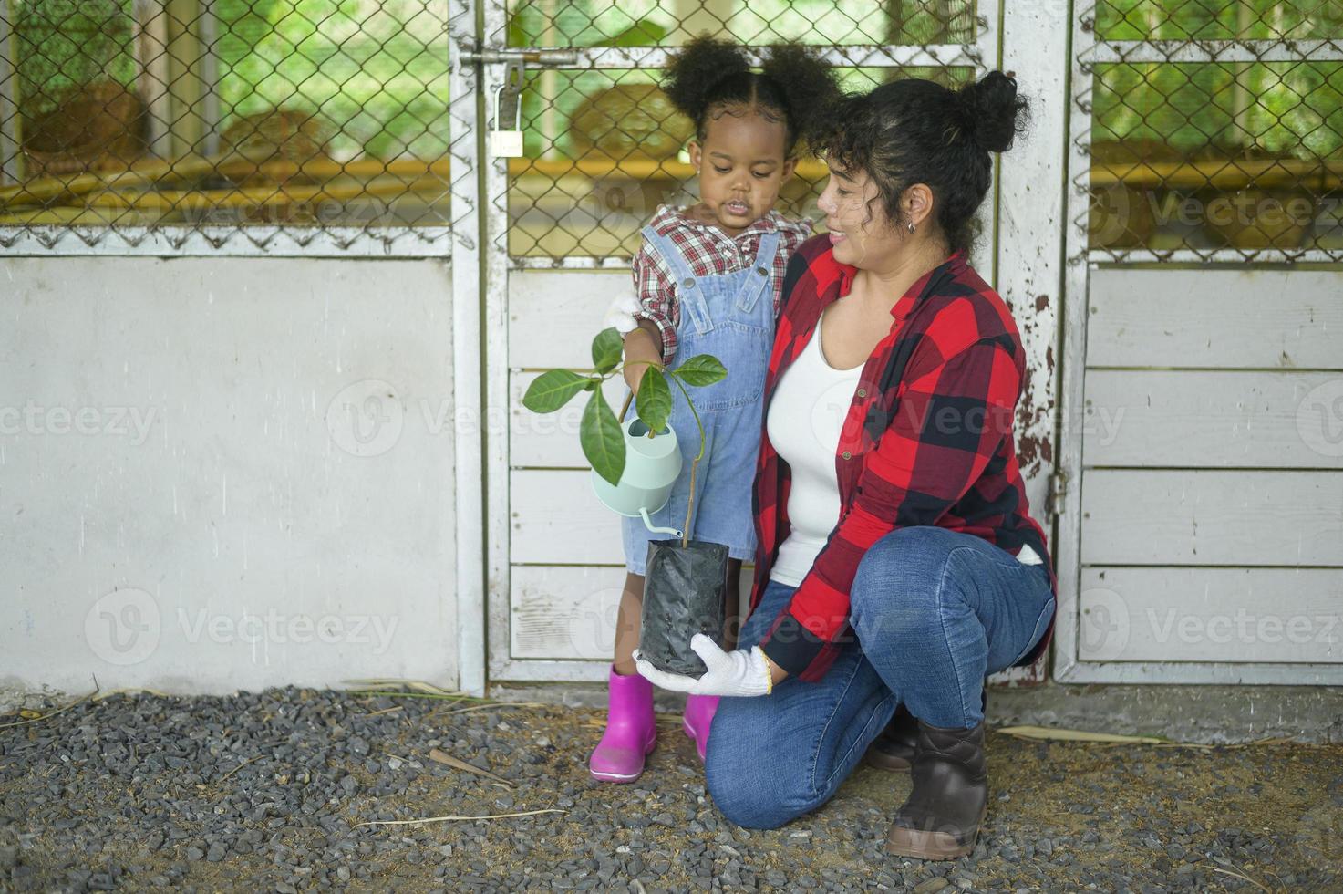 feliz madre de raza mixta y agrónomo disfrutando y trabajando en tierras de cultivo, concepto de agricultura foto