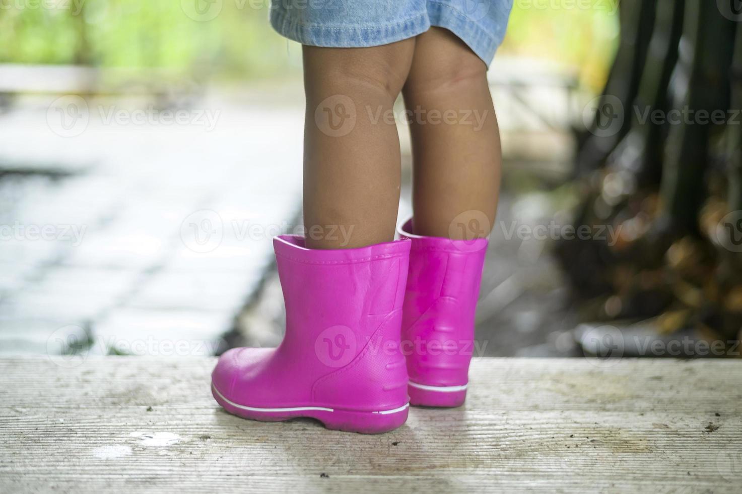 cerrar niña con botas en casa de campo, concepto agrícola. foto