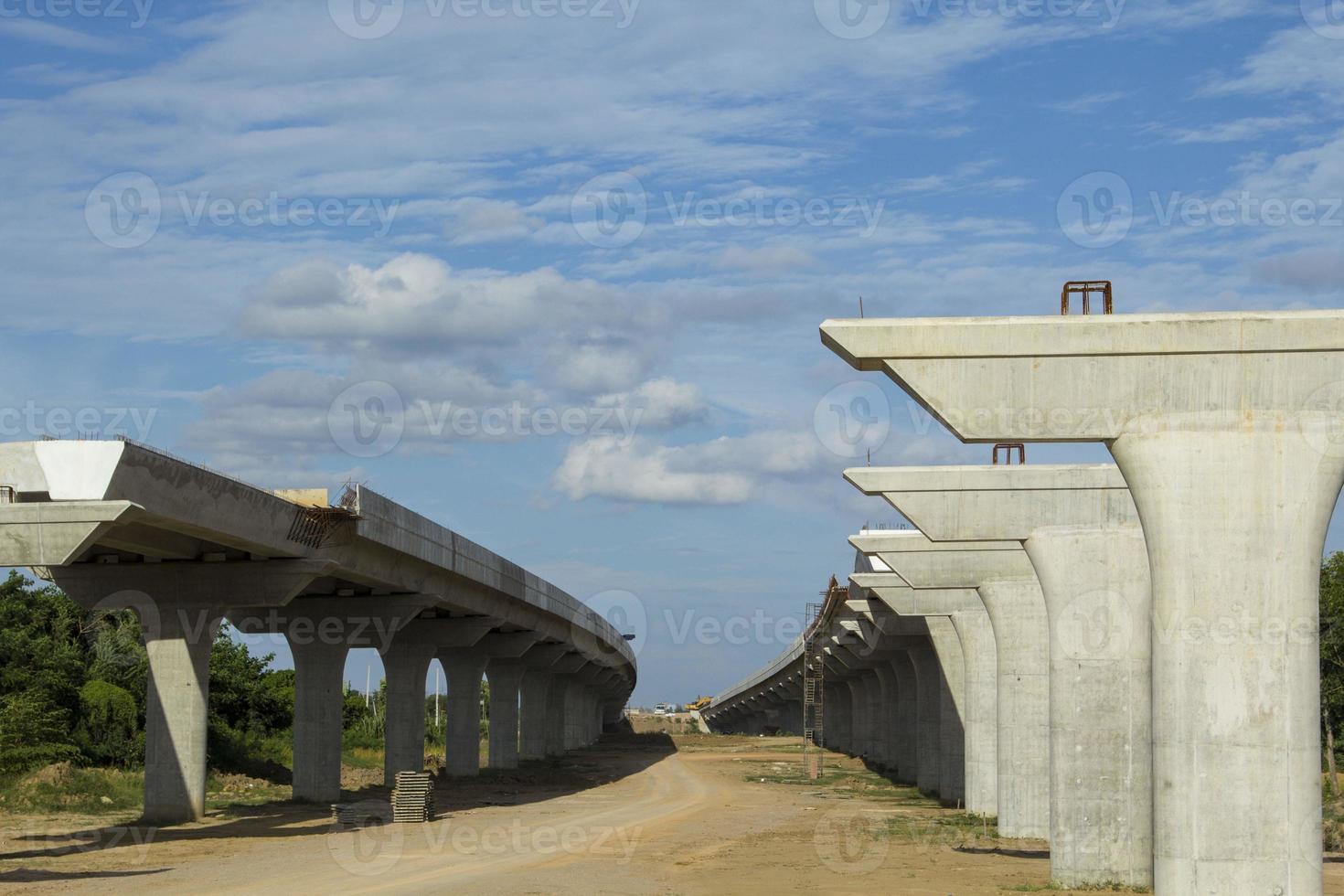 construcción y vaciado de columnas de hormigón para soportar el peso del puente de la autopista - en construcción para soportar la estructura del puente controlada por ingenieros civiles para reducir los viajes foto