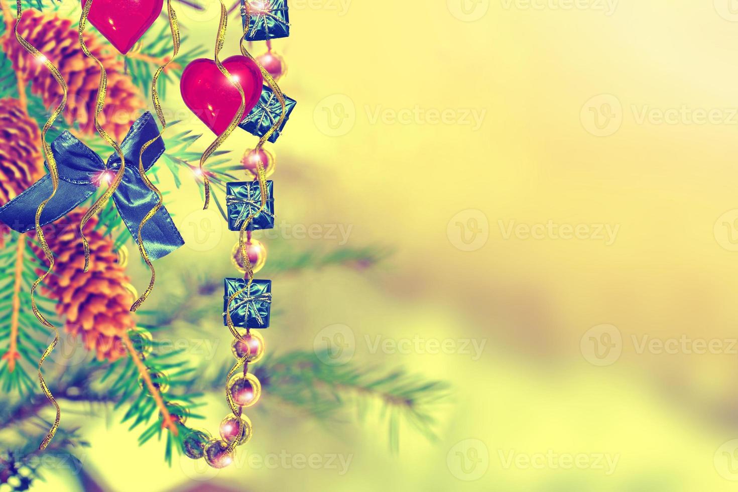 árbol de navidad decorado con juguetes brillantes. tarjeta. foto