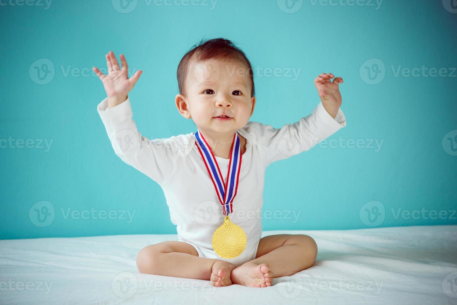 niña asiática con moneda de oro como el ganador, niño sano con nuevo concepto de familia foto