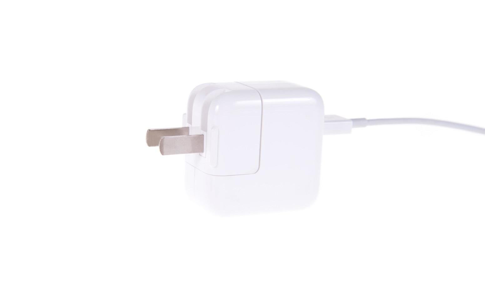 adaptador eléctrico al puerto usb en un fondo blanco foto