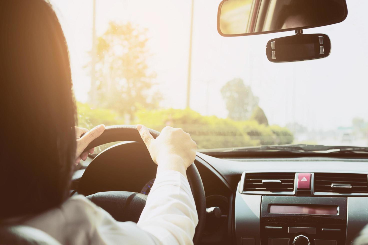 mujer manejando auto usando dos manos foto