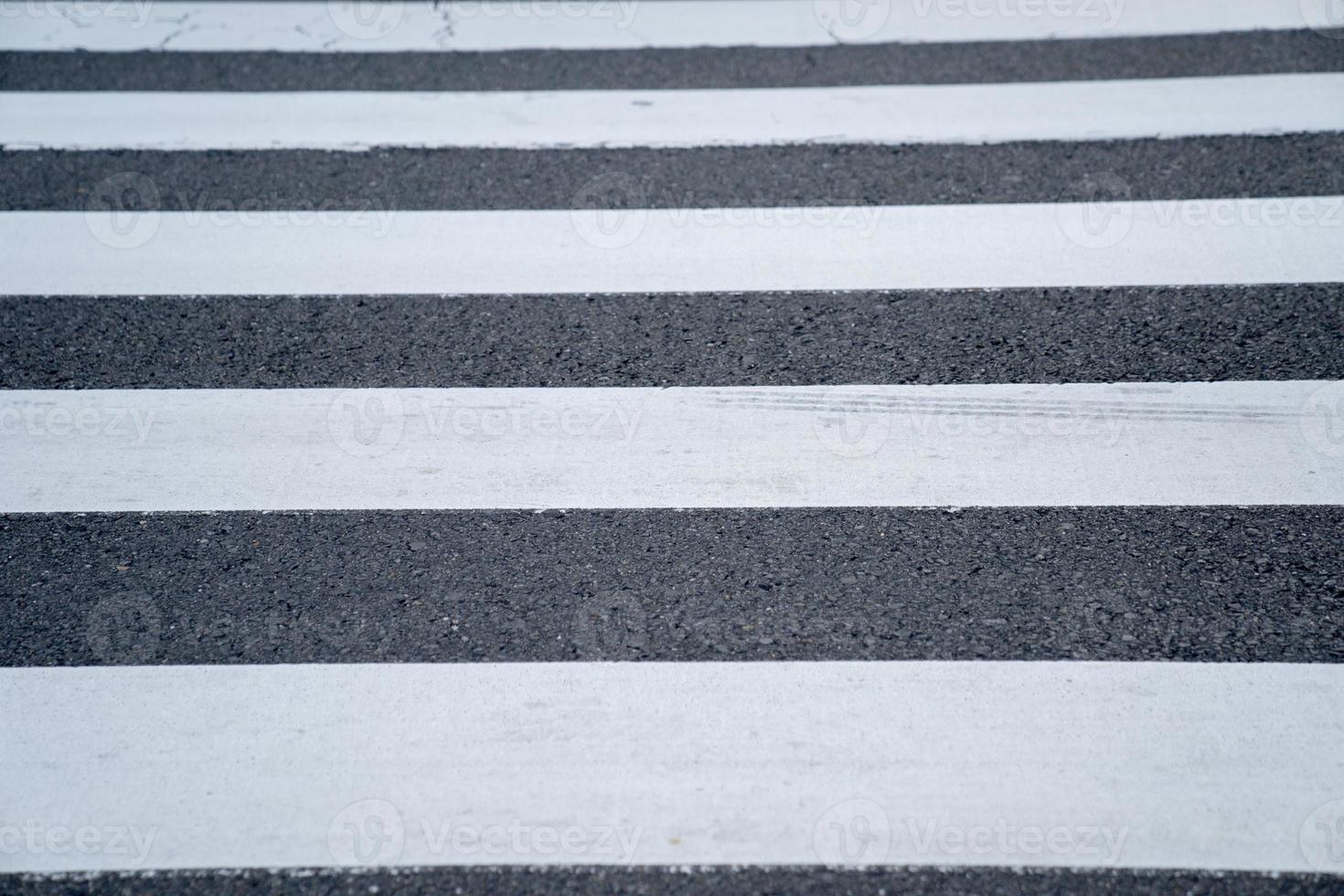 patrón de pintura de línea blanca en el cruce de peatones de asfalto en Japón. foto