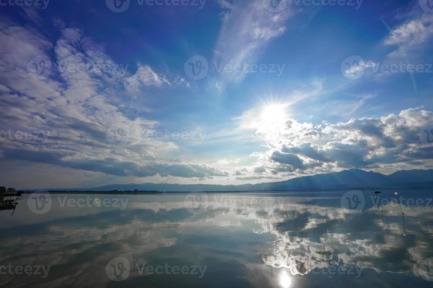 kwan phayao un lago en la provincia de phayao, al norte de tailandia. tiro con la regla de los tercios entre río, nube y cielo. foto