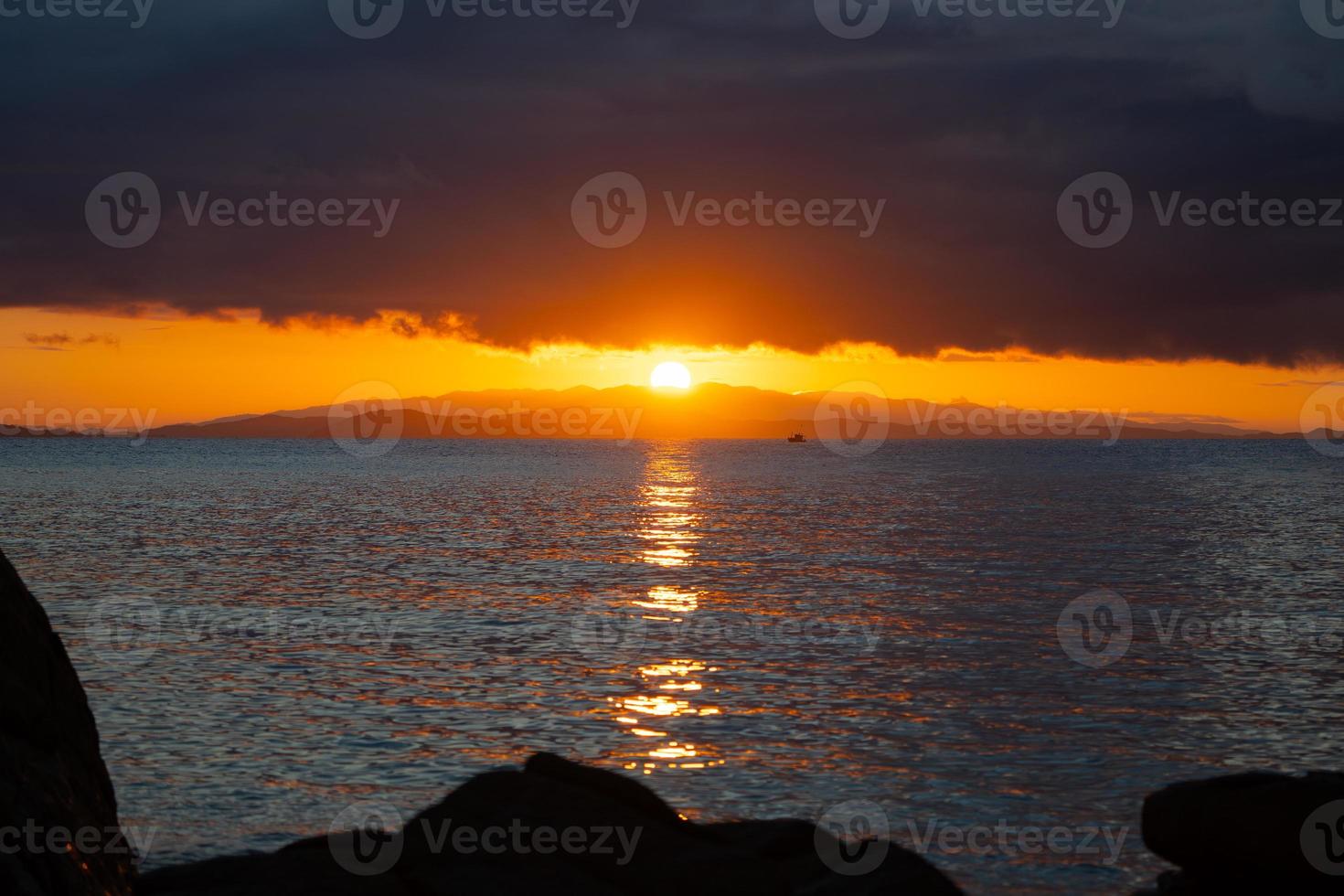 cerrar gran puesta de sol, amanecer con la capa de nubes y montañas en el mar, tailandia. foto