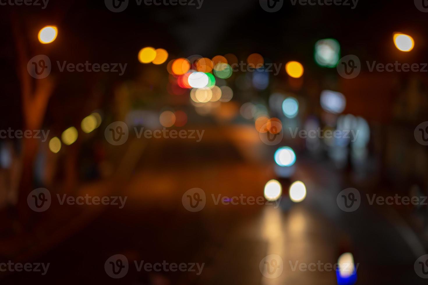 Bokeh nocturno abstracto de la calle de la medianoche de Tailandia en un tema de tono y estado de ánimo de tungsteno rojo oscuro y naranja. foto